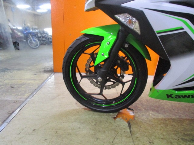 ホイールもこの通り状態グッド！フォークのアウターまでもが綺麗な一台がこの価格は正に他店追従不可能価格